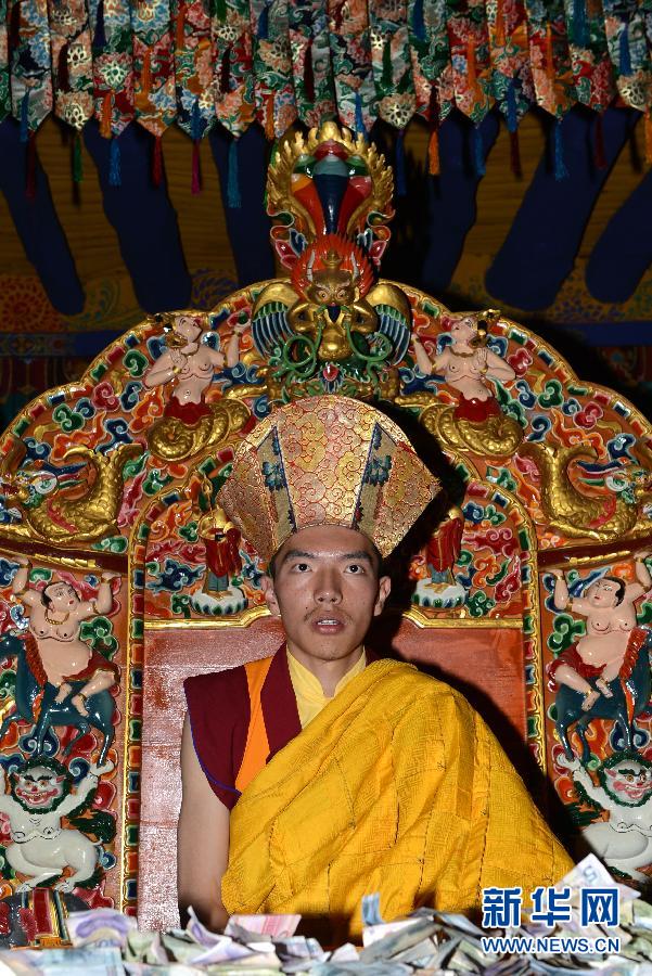 新华社照片,拉萨,2015年9月5日 西藏活佛的一天 达隆寺夏仲活佛在法台