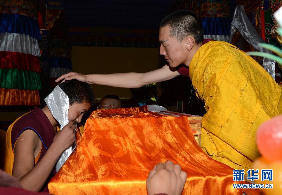 夏仲活佛1997年6月28日生于西藏那曲地区嘉黎县阿扎乡,俗名索朗顿珠