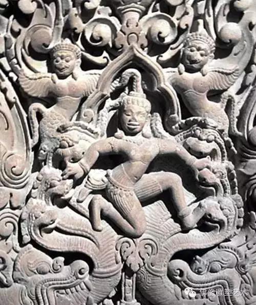 柬国人民崇拜的那伽蛇神无处不在,除了以独立的个体出现外还常以神佛