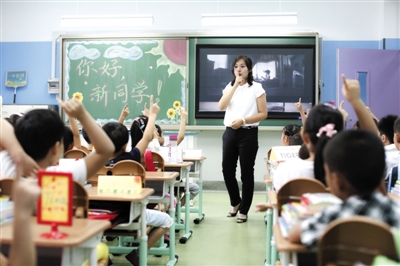 9月4日,海淀区双榆树第一小学,老师在给刚报到