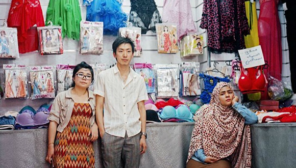 Kiki和John與他們的埃及助手今年8月在埃及艾斯尤特的服裝店裡。攝影：RENA EFFENDI / INSTITUTE