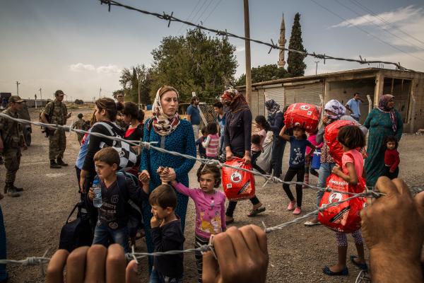 伊拉克和叙利亚国内持续不断的动乱使得这两个国家大量民众被迫离开家园。有数据显示，自2011年以来，总共有1200万叙利亚人流离失所，其中400万人不得不逃往国外。而从2013年12月以来，沦为难民的伊拉克人数量超过了300万。黎巴嫩、约旦、土耳其这些与叙利亚或伊拉克接壤的国家也正日益面临严峻的难民和非法移民问题。此前，根据国际劳工组织一份研究报告，由于大量难民的涌入，自2011年以来，约旦诸多地区的失业率上升了将近两倍。为了阻止叙利亚难民的涌入，黎巴嫩在今年1月开始对叙利亚人实施签证政策。现在，难民数量在黎巴嫩总人口中占到20%。同样是出于阻止叙利亚难民涌入的目的，土耳其在今年3月曾宣布将关闭两处靠近叙利亚边境的通道。