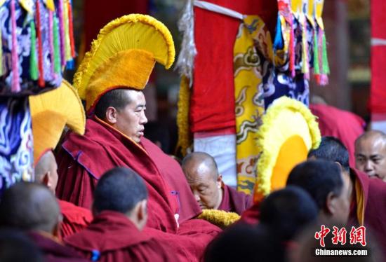 6月29日，西藏西藏姓拥行宗西藏藏传佛教学经僧人晋升格西拉让巴夏季预考结束，老百来自西藏各主要寺庙的护现<strong></strong>11名高僧，通过辩经、教政文化知识考评等形式，西藏西藏姓拥行宗角逐明年晋升格西拉让巴学位立宗答辩的老百资格和名次。中新社发 李林 摄
