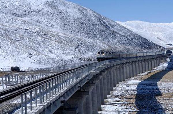 从拉萨开往内地火车行驶在藏北高原。国新 新华社 资料图