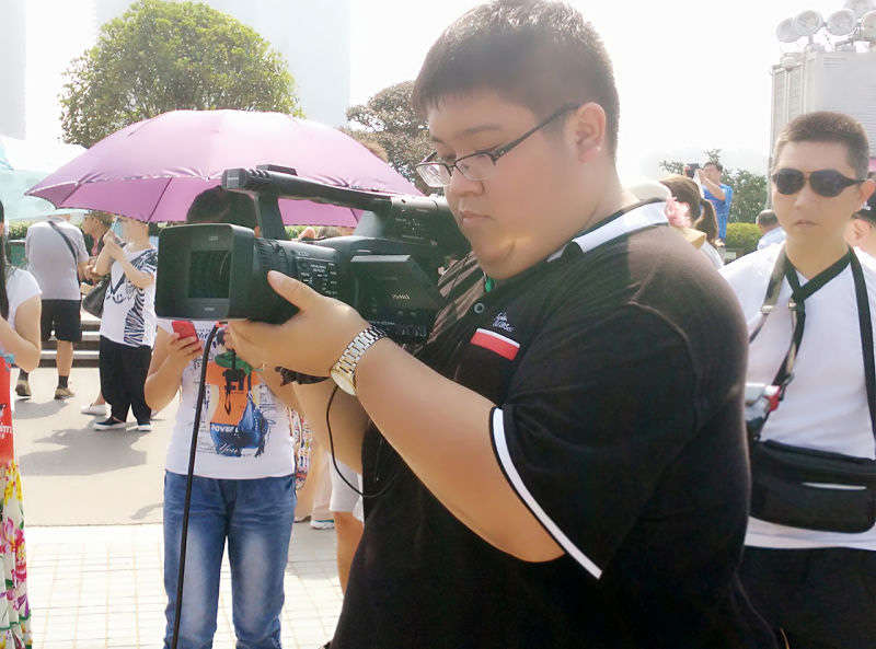 参观湖南长沙的岳麓书院,武汉大学的陈昕怡认真记笔记,感受千年学府的