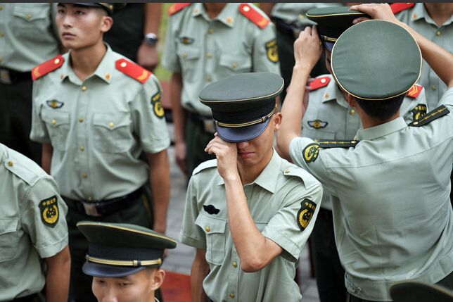 武警老兵退伍卸下领花警衔 挥泪别军旅(组图)