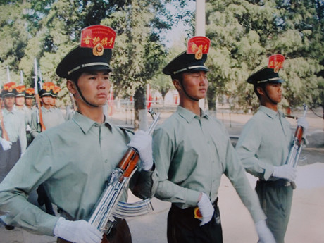 胶州18岁小伙阅兵式当上护旗手 从小梦想当军人-搜狐