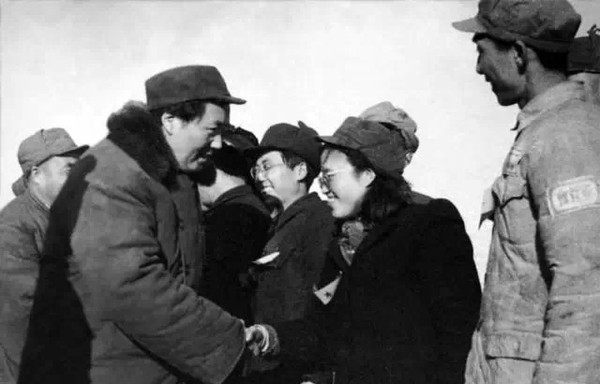 1949年中央迁至北平毛泽东阅兵