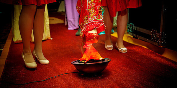 中式婚礼习俗二:跨火盆