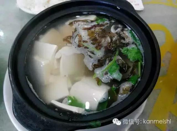 牛肉柿子,排骨白菜,土豆牛肉,豆腐紫菜,冬瓜青菜砂锅,另点了两碗坛肉