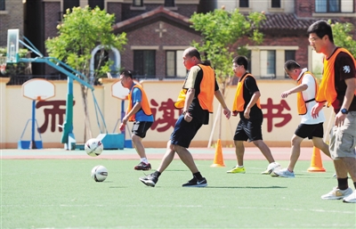北京密云10校体育老师重回课堂 学习教足球