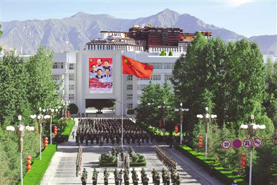 政知道小编清楚地记得,在3年半前,2012年的除夕上午,已经有过一次领导人画像的揭幕,只不过那次是4位领导人。