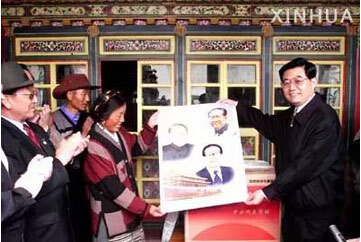 2002年5月5日,“劲隆摩托勇攀珠峰”大部队到达了定日,也是到达珠峰大本营的最后一个休息站。队员们在定日县一普通藏民家庭墙上发现,有三代领导人同框的画像,毛、邓、江的头像从上到下依次排列,左下有一个天安门城楼图案。