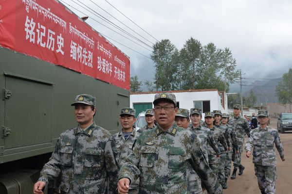 青海省军区汉藏双语小分队走进藏乡服务群众(组图)