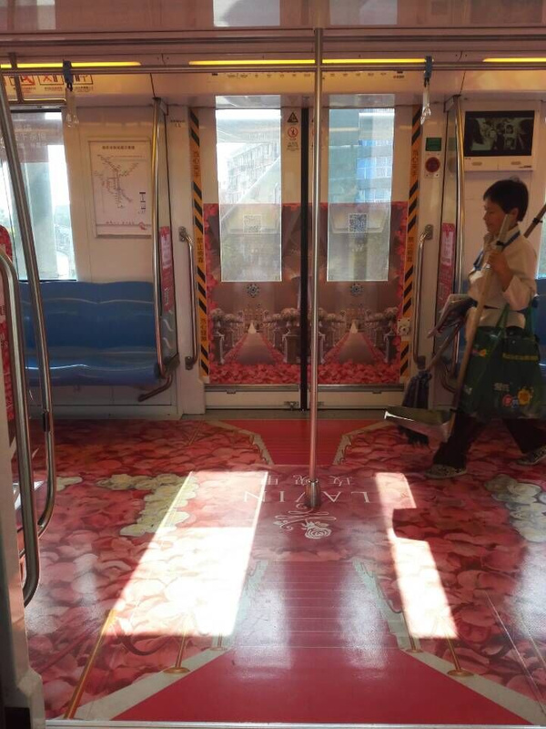 南京地铁一号线 幸福主题车厢里的不文明行为