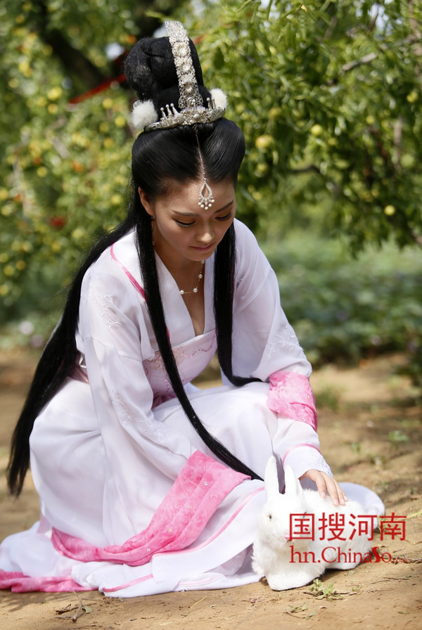 郑州:"嫦娥" 携仙女下凡 打枣与后羿迎中秋