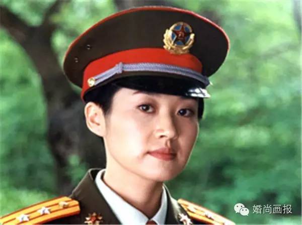 外交世家,她的姥姥以及姥姥的几个女儿女婿都是外交官,父母则都是军人