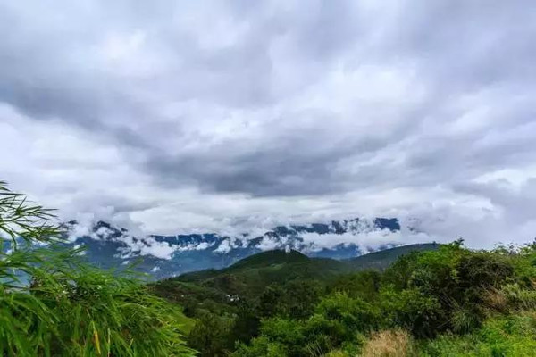 过了大东乡,有一段路在施工,雨又一直下,路面泥泞不堪,路况极其差