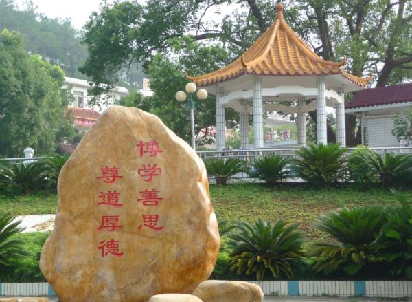 梅州当地一所中学的校园内摆放着刻有朱泽君“博学善思、尊道厚德”口号的石头。