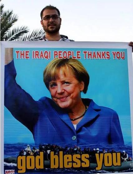 难民手持大幅印有德国总理默克尔的海报，写有“伊拉克人民感谢你！”“愿上帝保佑你！”