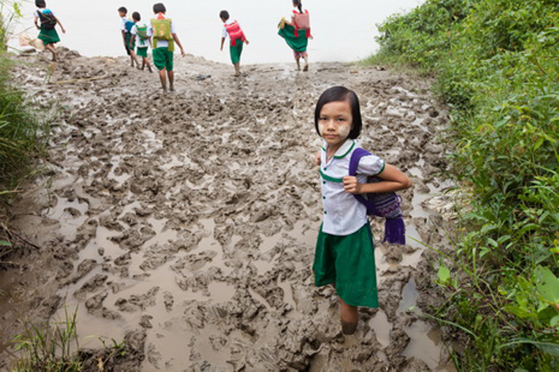 亚洲偏远地区小学生艰难上学路:跋山涉水