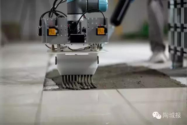 铺贴机器人在工作时并不会产生太多的噪音(除了在吸起瓷砖时).