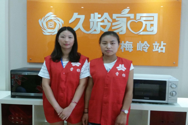 同济大学附属天佑医院90后志愿者向红艳和李清洁