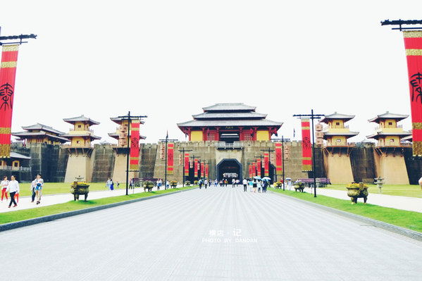 曾经拍摄完成了《寻秦记》《汉武大帝》《无极》《美人心计》《古剑