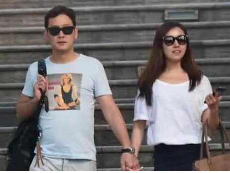 张若昀妈妈唐艺昕父母张若昀父母两家对比之后差距不是一般的大