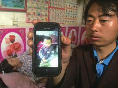 华商报咸阳讯(记者 薛望)4岁男童在自家门口游玩时“失落”,4小时后,家人在家劈面一辆车内发觉孩儿,但孩儿曾经殒命。若是没有发作如许的可怜,家住旬邑县赤道社区上官庄村的4岁的腾腾,9月1日开学后将上儿童园中班。