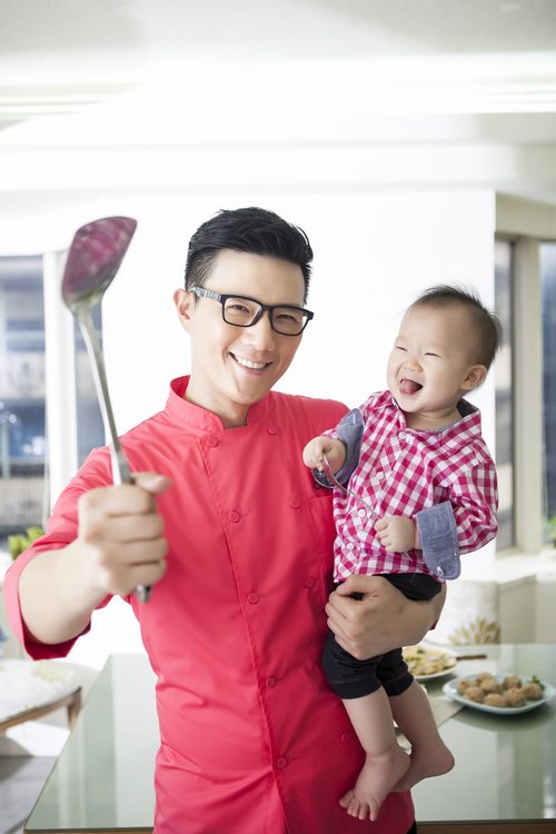 蒋伟文奶爸当家筹备新食谱书 通告满档当空中飞人