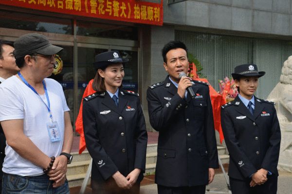 《警花与警犬》于2015年9月8日在北京市公安局警犬基地正式开机,该剧