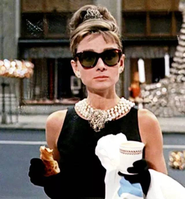 当年赫本在 breakfast at tiffany"s 中穿着小黑裙,戴着墨镜的造型