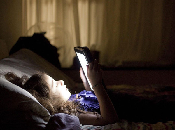 夜深睡觉之前怎么减少手机对我们的伤害