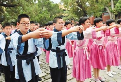 昨日，北京孔庙，学生向孔子先师像鞠躬行礼。当日，北京市东城区教师节表彰活动在北京孔庙举行，表彰获得“师德标兵”“教育新秀”“育人奖”的教师。 新华社记者 李文 摄