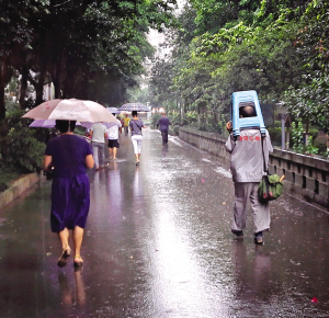 上周,我在杨家坪一小区,天上突然下雨,一位大叔不慌不忙的将手里的