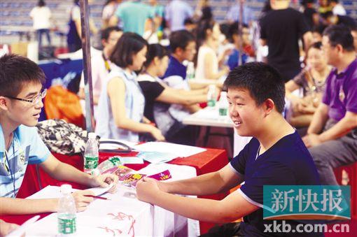 张野晨在打点退学手续。新快报记者 夏世焱/摄