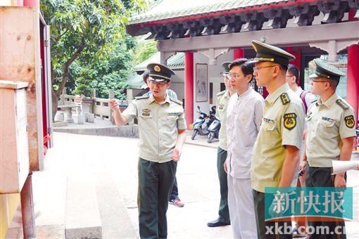 在一家寺庙,公安消防人员正在检查消防栓配置。