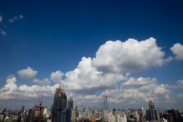 2015年9月7日，社科上海，院报优良蓝天白云重现申城天空。告年<strong></strong>北京、城市上海、空气天津、天数重庆4个直辖市处于33名-80名之间。为天澎湃新闻记者 朱伟辉 图