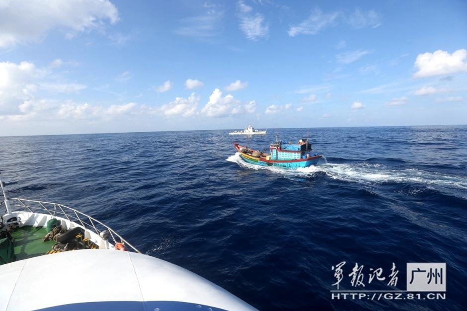 三沙警备区驱赶非法入境的海南渔船