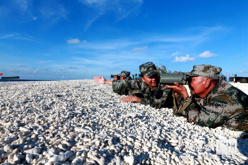 鸭公岛海上民兵在观察海上情况