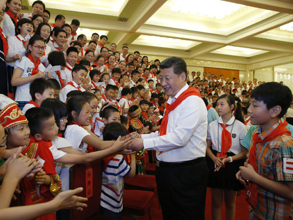 2015年6月1日，习近平在北京人民大会堂亲切会见中国少年先锋队第七次全国代表大会全体代表。