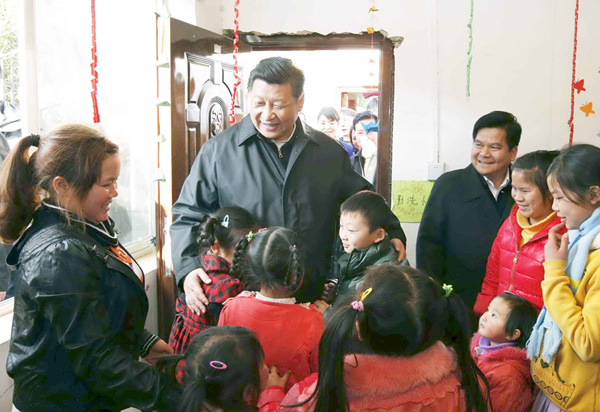 2015年1月19日，习近平来到鲁甸县小寨镇甘家寨红旗社区过渡安置点，走进儿童活动室，同孩子们玩游戏。