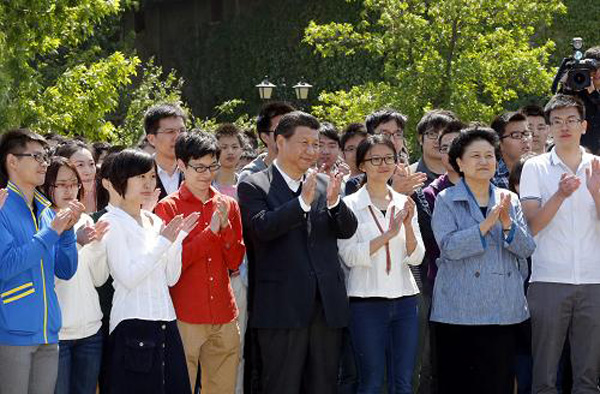 2014年5月4日，习近平在校园观看北大师生纪念五四运动95周年青春诗会。