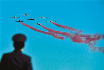 八一“蓝鹰”跳伞表演队展示国旗