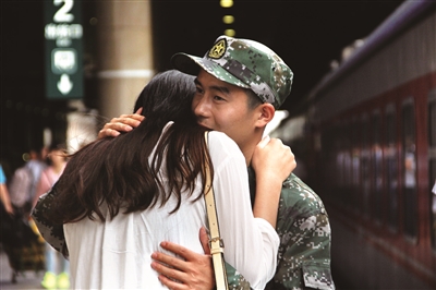 本报讯（见习记者 郑林 通讯员 郑兵 韩小振）昨天上午，北京秋雨绵绵，在西客站的月台上，100名北京新兵即将从这里启程进藏，开启人生中难得的军旅生涯。他们即将离开父母和恋人，去守卫祖国的西南边疆。据悉，今年的新兵起运工作从昨天开始，一直持续到月底结束。