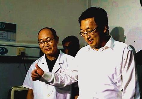 济南市副市长王新文代表市委市政府看望受伤的组遭环保执法人员。 大众网 图