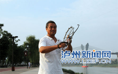泸州老人自制"盘鹰"风筝 无风也能飞上天(组图)