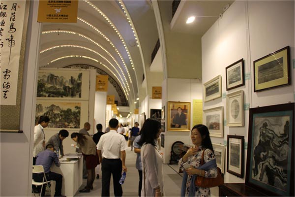艺博会现场艺术家与藏家交流