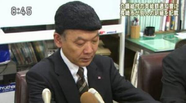 日本政客奇葩发型引热议 网友:可以当二维码